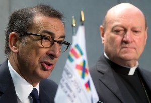 Il Commissario Unico Delegato del Governo per Expo Milano 2015, Giuseppe Sala (s) e il Commissario Generale della Santa Sede per l'Expo di Milano 2015, cardinale Gianfranco Ravasi (d), in occasione della firma del Protocollo di partecipazione della Santa Sede a Expo Milano 2015, firmato oggi nella Sala Regia del Palazzo Apostolico in Vaticano 27 febbraio 2014. ANSA/CLAUDIO PERI